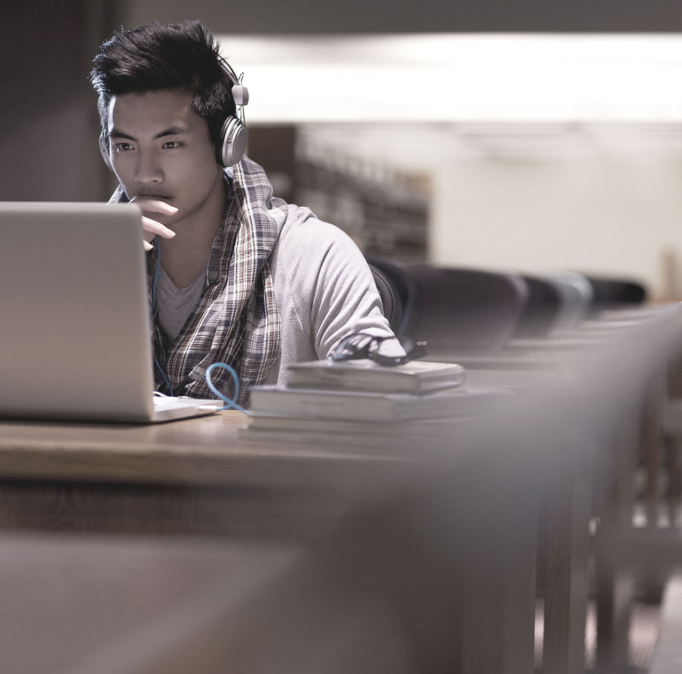 Estudiante en la biblioteca