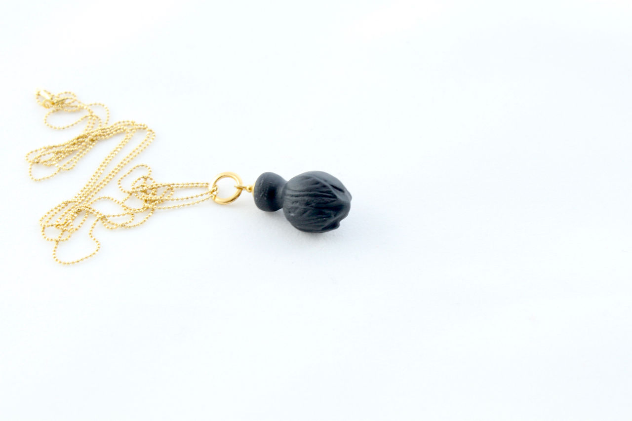 Queens Gold, black pendant
