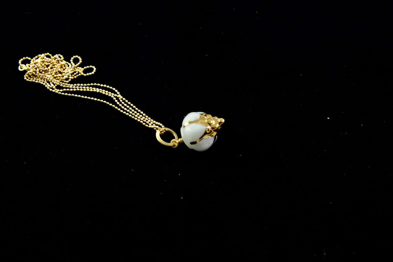 Queens Gold, white gold pendant