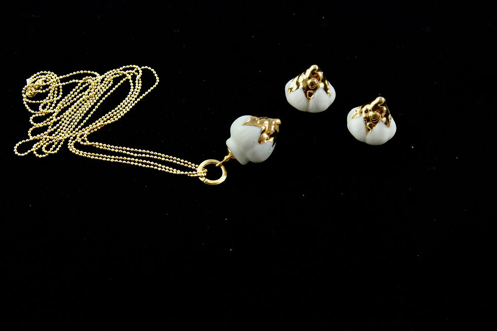 Thumbnail: Queens Gold, matt white gold pendant
