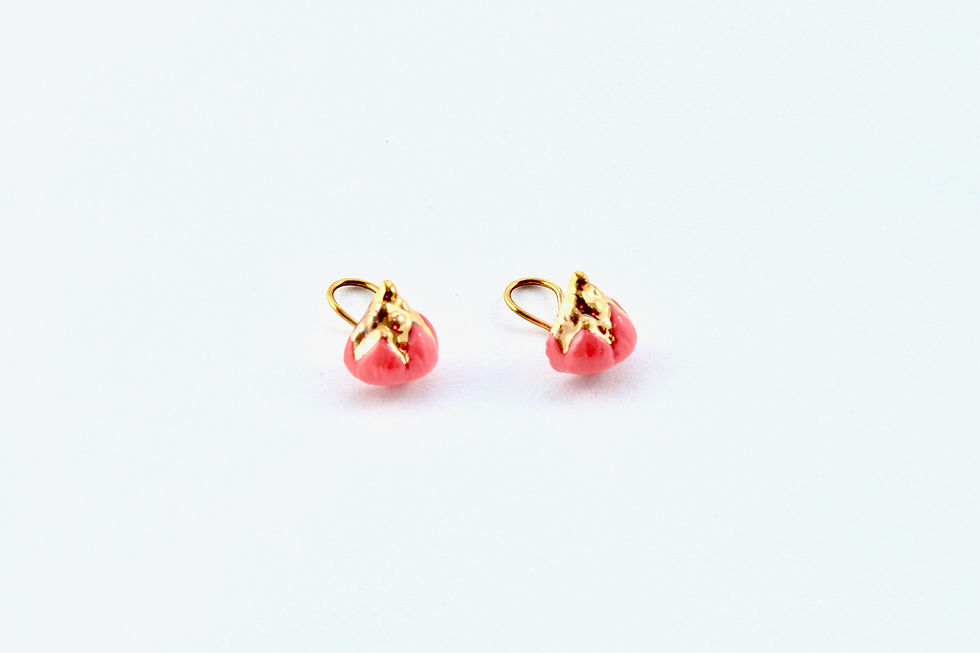 Thumbnail: Queens Gold, red and gold clips