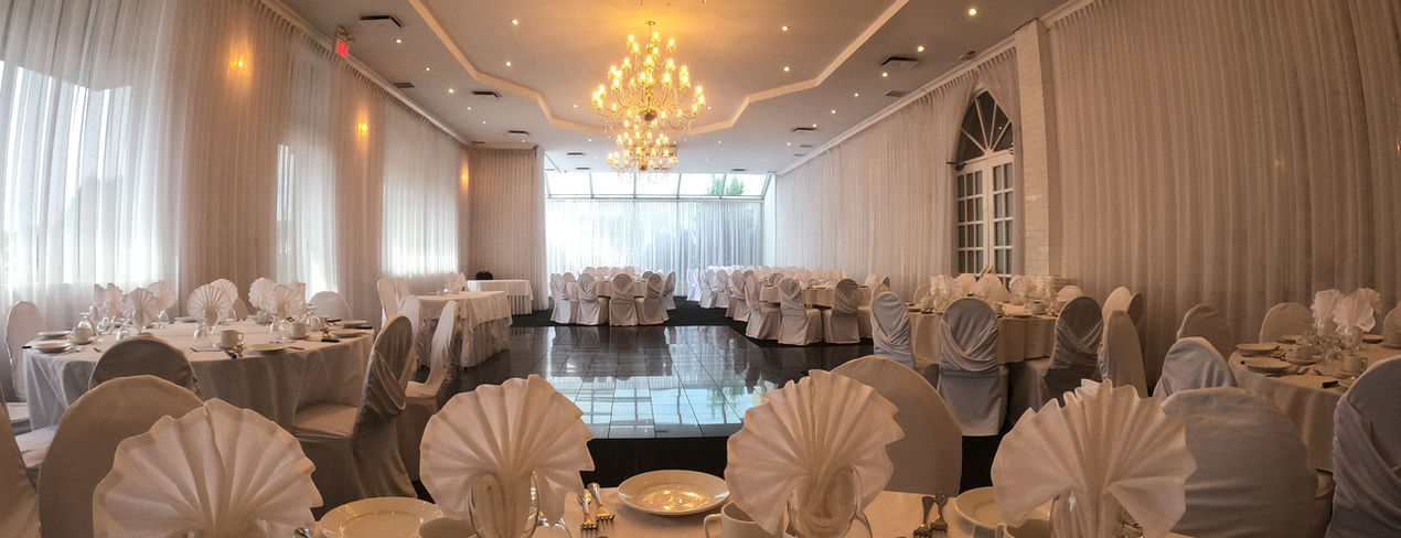 Our most gorgeous hall : La Reine Élizabeth with its 3 grand chandeliers.