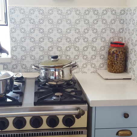 צרפתית במטבח תכלת ובננה