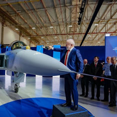 Brasil apresenta primeiro caça supersônico produzido inteiramente no país