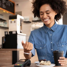 Especialistas alertam que hábitos automáticos e pagamentos digitais podem dificultar o controle financeiro