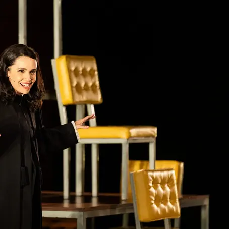 Débora Falabella estreia em Belém com o premiado espetáculo “Prima Facie” no Theatro da Paz