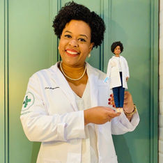 Barbie brasileira: cientista que ajudou a sequenciar DNA do coronavírus é homenageada