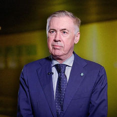 Livro de Carlo Ancelotti chega às livrarias pela Editora Planeta