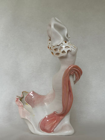 Elegant porseleinen beeld geïnspireerd door de transformatie van een vrouw door Nancy Hoopman