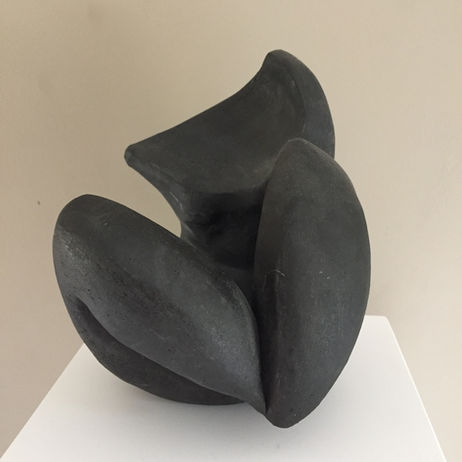 Zwart zittend vrouwelijk torso van keramiek door nancy Hoopman