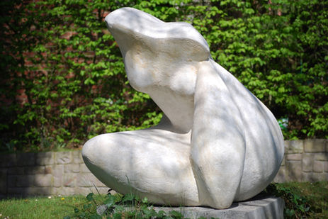 Buiten beeld in de vorm van een vrouwelijk torso dat de oerkracht van een vrouw uitbeeld door de Nederlandse kunstenaar Nancy Hoopman