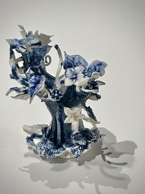 Porselein kunst met Delfts blauw door beeldend kunstenares Nancy Hoopman geïnspireerd door de natuur