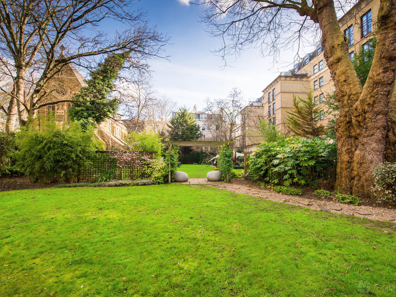 DoubleTree by Hilton London Kensington — Grenfell Garden