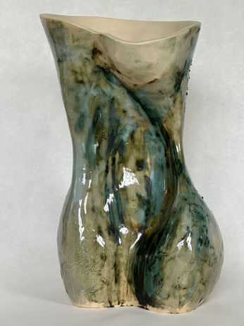 Uniek keramische object geïnspireerd op bomen en vrouwelijke vormen door nancy Hoopman