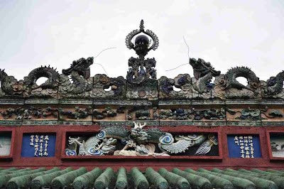 Pottery that exhibit two dragons play pe