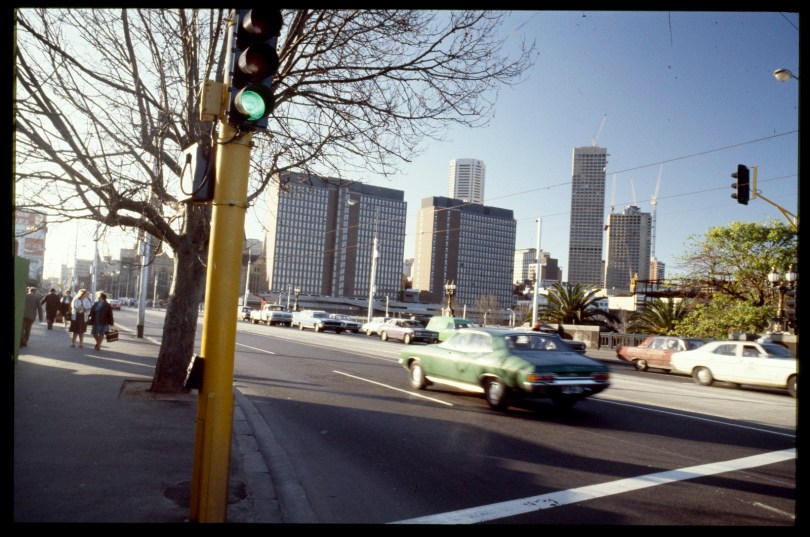 Princes Bridge and the Gas and Fuel buildings, ca. 1980. Photograph by Rennie Ellis. SLV Collection.