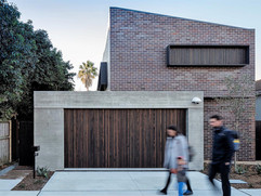 The Cricket Pitch house in Plowman, North Bondi is a two-storey garden house, designed by Scale Architecture specifically around the owner’s love of backyard cricket