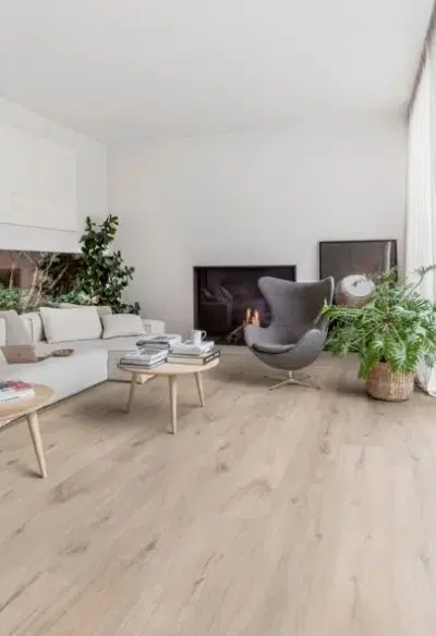 Pisos vinílicos tipo LVT y SPC con apariencia de madera o piedra, instalación mediante adhesivo o sistema click, resistentes y fáciles de mantener