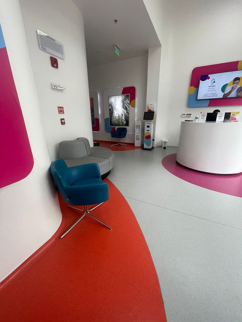 Imagen de piso en rollo tipo vinílico, ideal para usos homogéneos, heterogéneos y conductivos en espacios interiores.