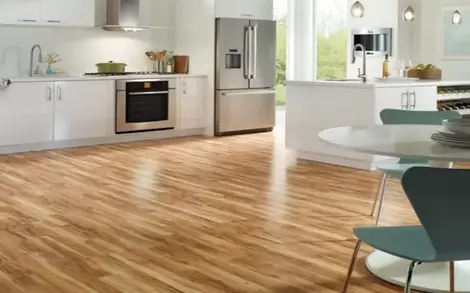 Imagen de piso flexible de PVC, resistente al agua, ideal para exteriores y zonas húmedas como baños o cocinas industriales.