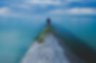 海のそばに立って男