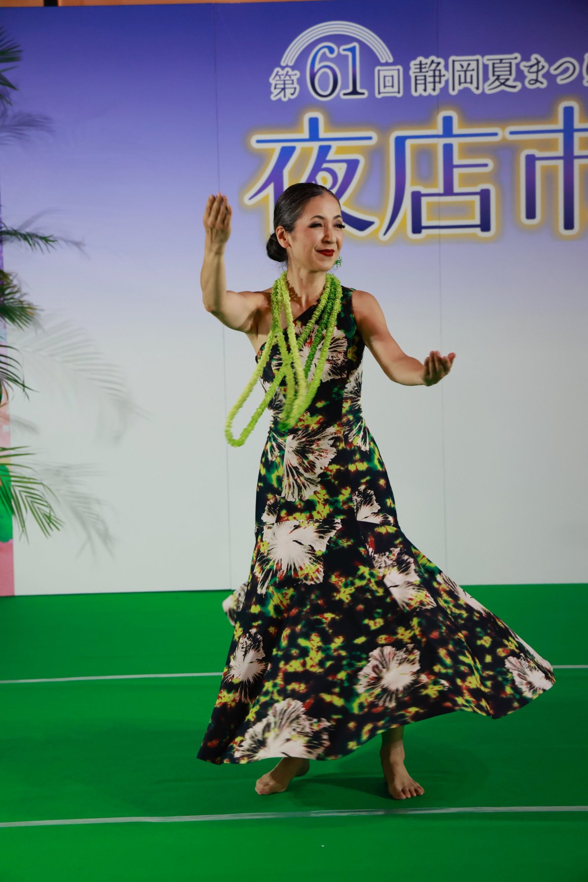 静岡夏まつり夜店市のステージで踊る主宰のAnne