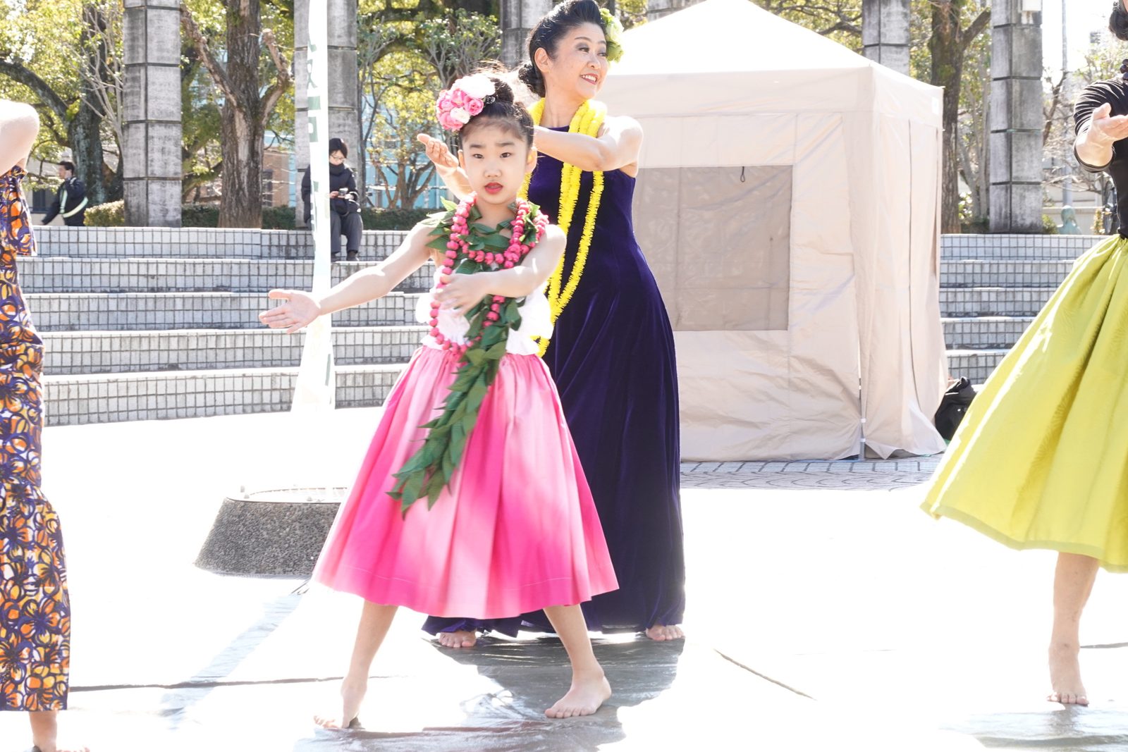 常磐朝市で踊るメンバー（2）