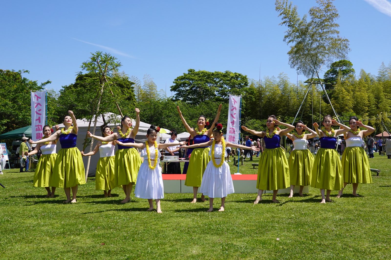 日本平園芸市で踊るメンバー（2）