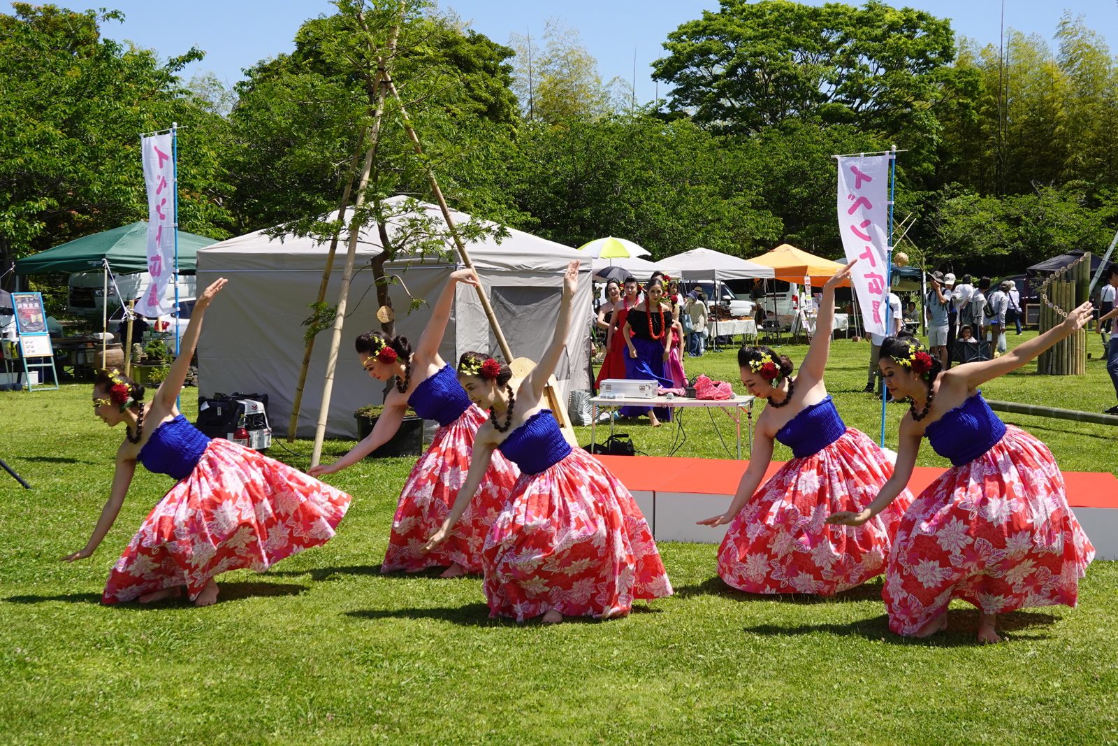 日本平園芸市で踊るメンバー（1）