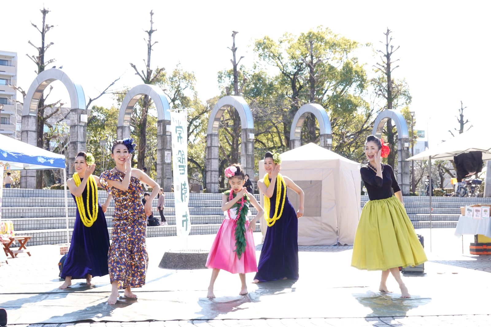 常磐朝市で踊るメンバー（1）