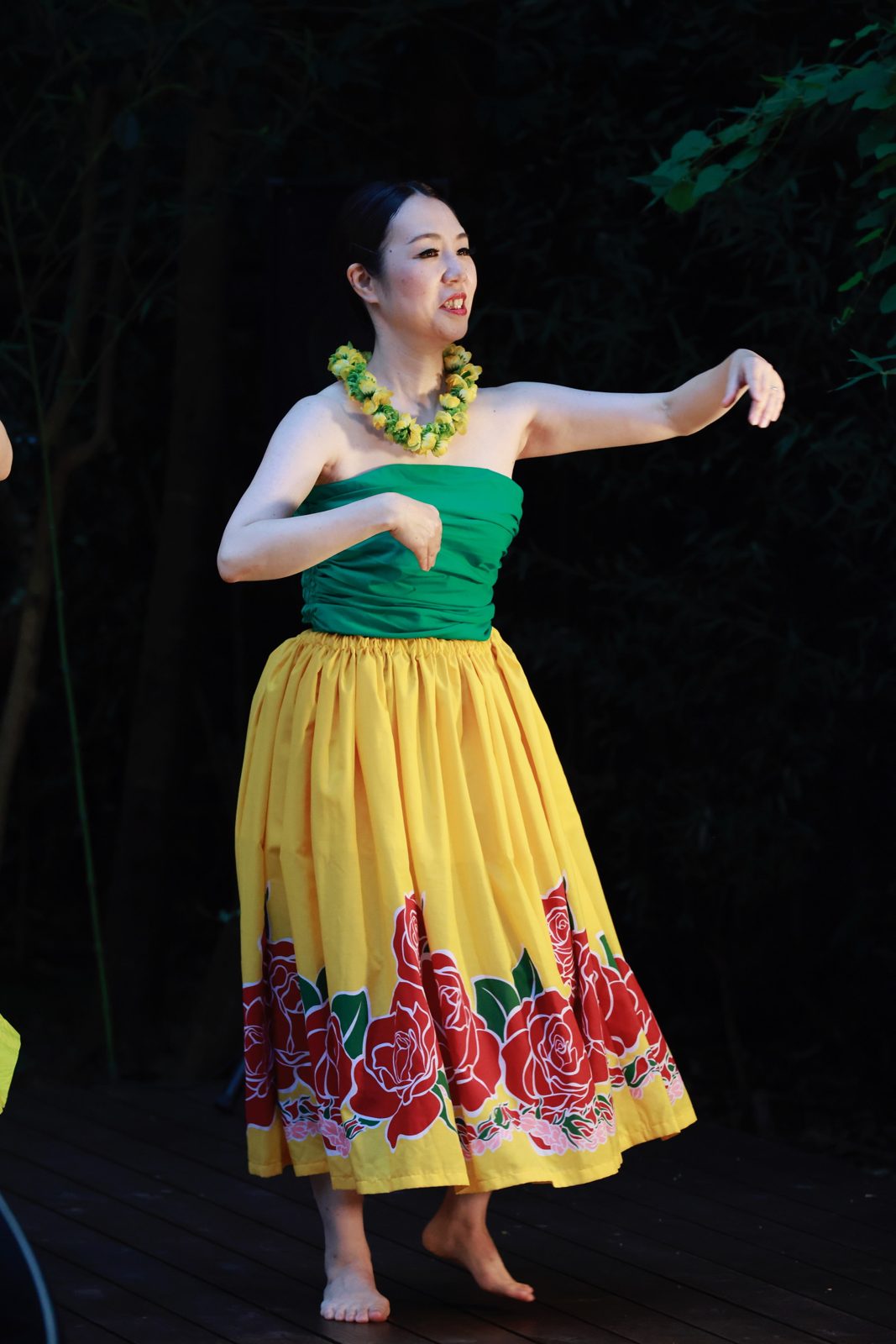 サジットの庭で踊るメンバー（2）