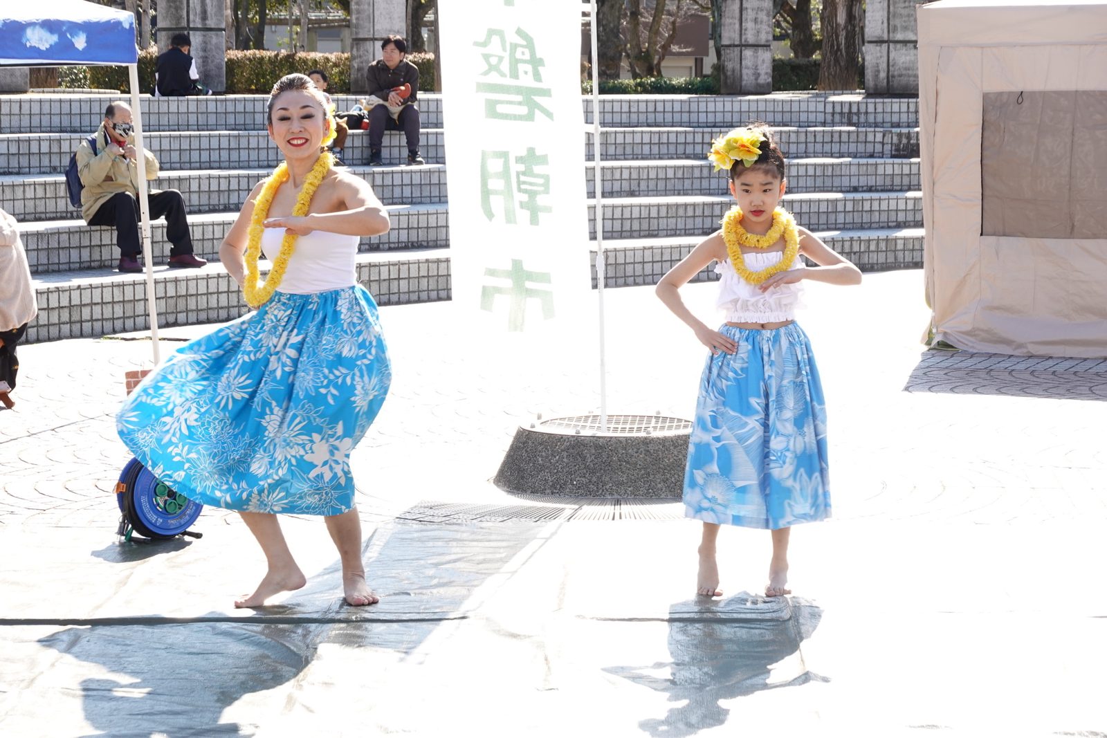 常磐朝市で踊るメンバー（3）