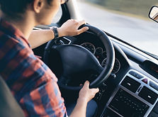 男は車で運転します
