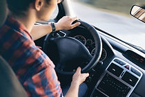 男は車で運転します