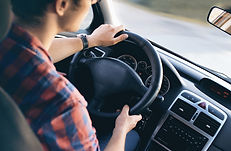 男は車で運転します