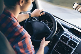 男は車で運転します