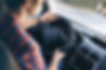 Homem que conduz no carro