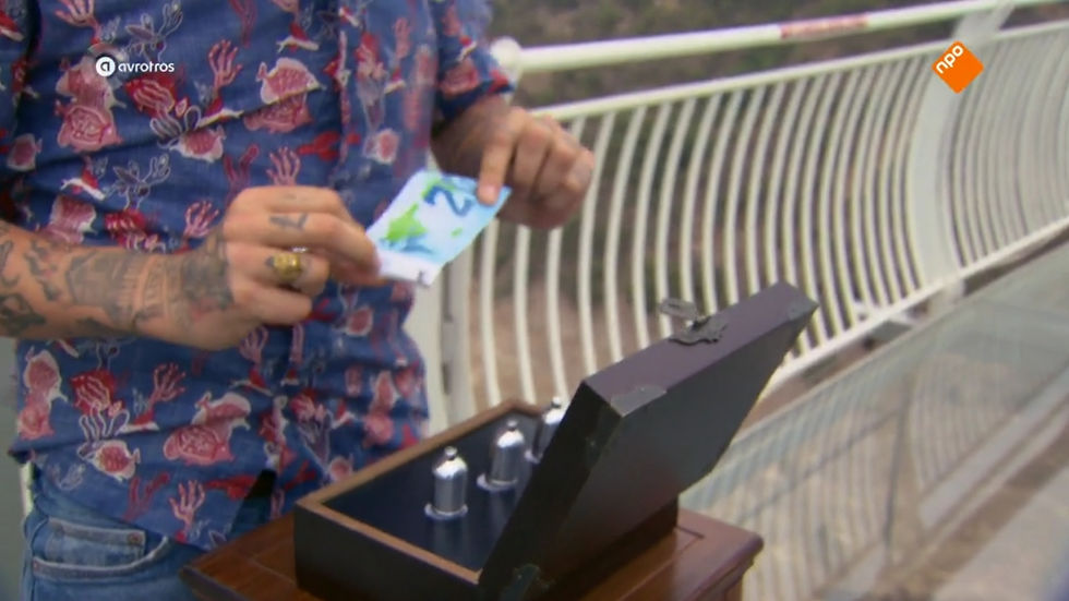 Geldbriefjes op de glazen brug