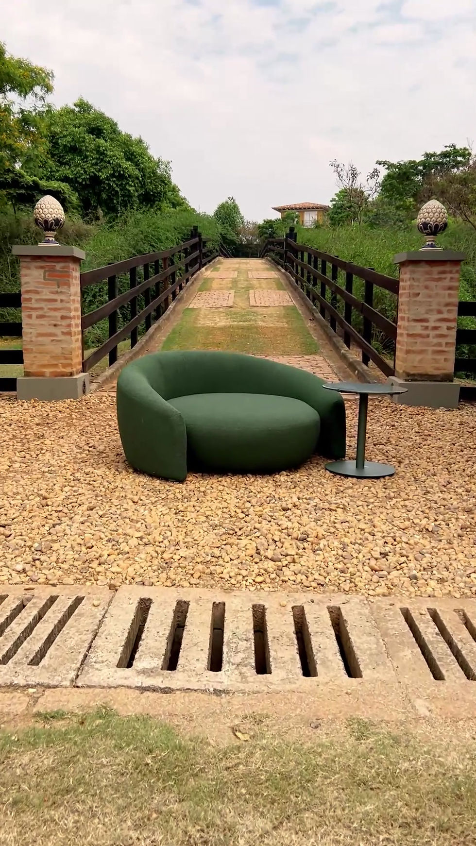Thumbnail: hug armchair