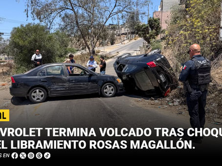 Chevrolet termina volcado tras choque en el libramiento Rosas Magallón