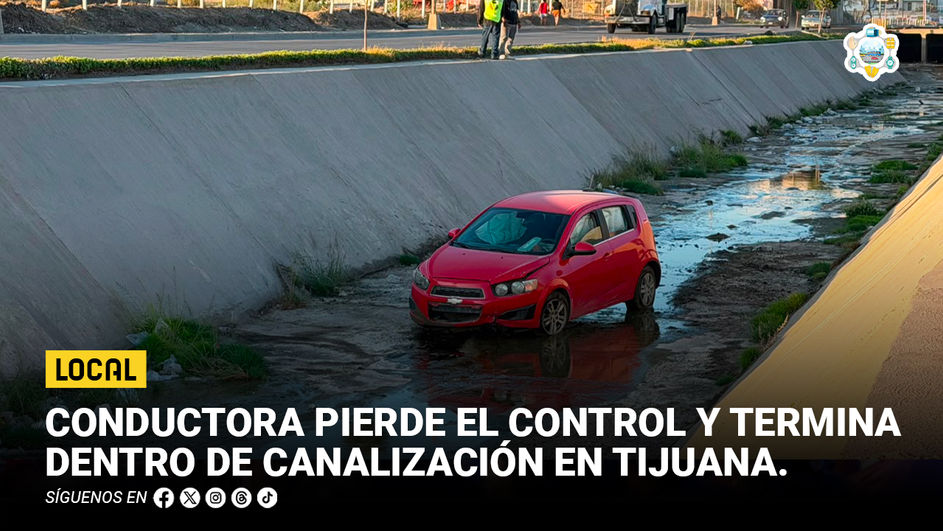 Conductora pierde el control y termina dentro de canalización en Tijuana