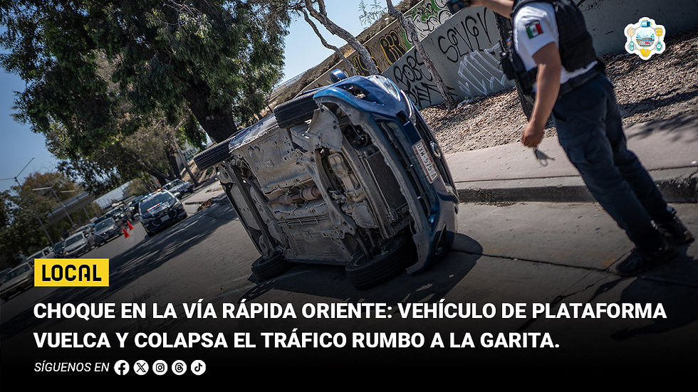 Choque en la Vía Rápida Oriente: vehículo de plataforma vuelca y colapsa el tráfico rumbo a la garita