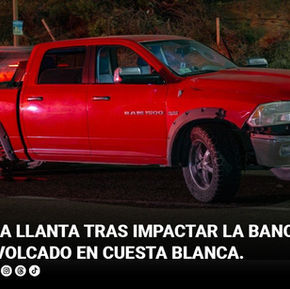 Pierde una llanta tras impactar la banqueta y termina volcado en Cuesta Blanca