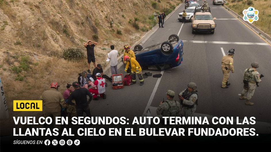 Vuelco en segundos: auto termina con las llantas al cielo en el bulevar Fundadores