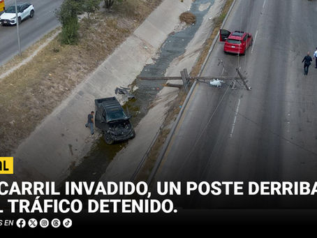 Un carril invadido, un poste derribado y el tráfico detenido: choque múltiple paraliza el Clouthier