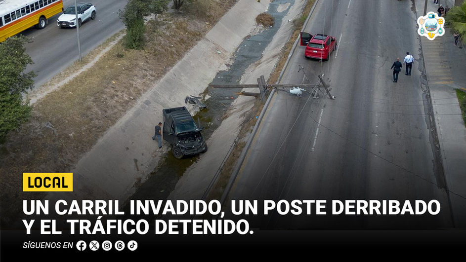 Un carril invadido, un poste derribado y el tráfico detenido: choque múltiple paraliza el Clouthier