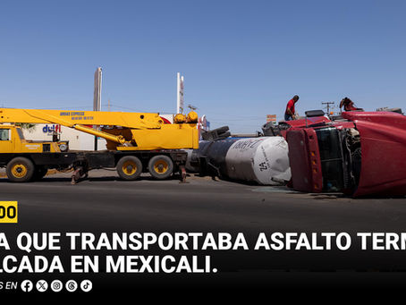 Pipa que transportaba asfalto termina volcada en Mexicali