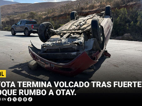 Toyota termina volcado tras fuerte choque rumbo a Otay