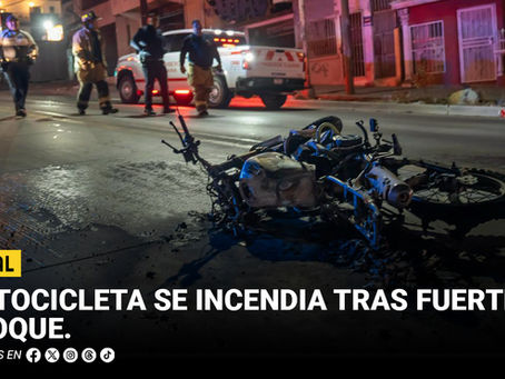 Motocicleta se incendia tras fuerte choque