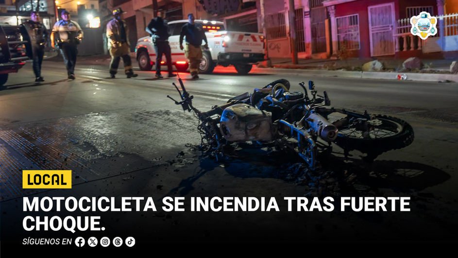 Motocicleta se incendia tras fuerte choque